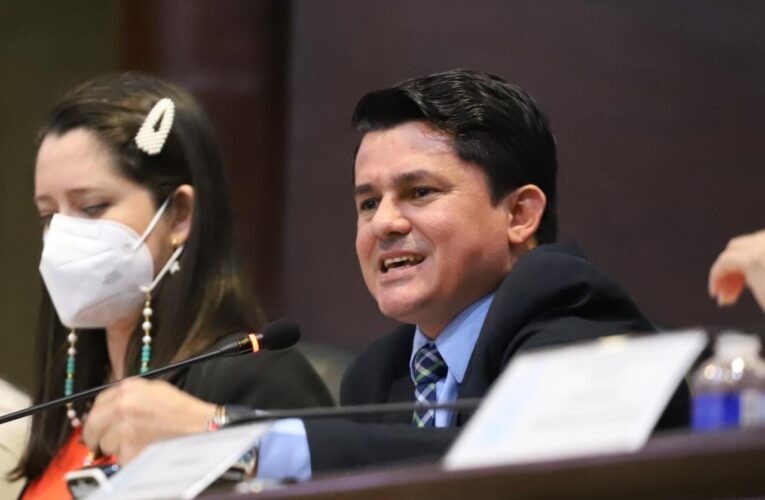 CON LA OPOSICIÓN PRESA, LIBRE SIGUE
