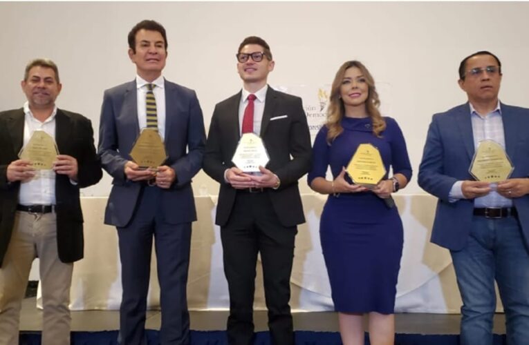PREMIAN A DEMÓCRATAS HONDUREÑOS