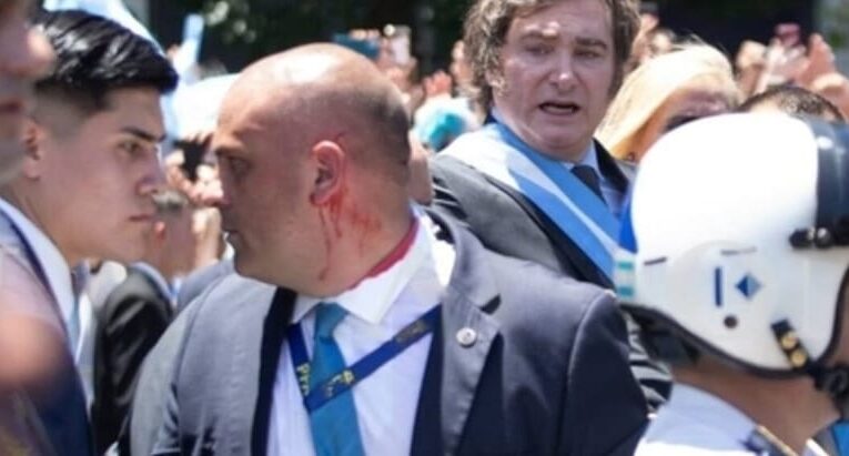 CASI SE BAJAN A MILEI