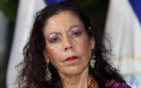 ROSARIO MURILLO, POSEÍDA Y A LO LOCO