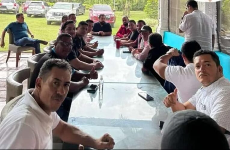 “SANTA REDONDO” ENTREGA REGALITO A DIPUTADOS