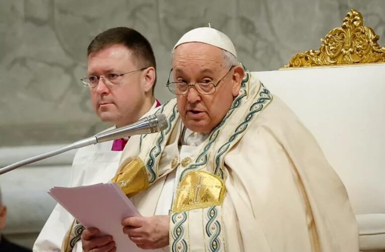 EL PAPA SIGUE «CRÍTICO» PERO «ESTABLE»