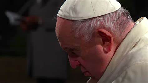 PAPA GUARDA MINUTO DE SILENCIO POR SOLDADOS MUERTOS