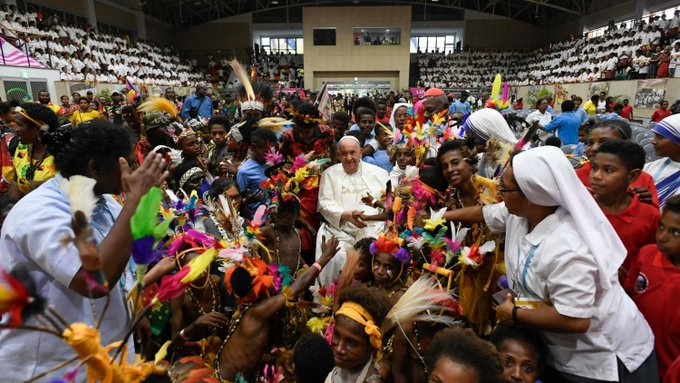 EL PAPA CONFORTÓ A LOS NIÑOS MARGINADOS DE PAPÚA NUEVA GUINEA