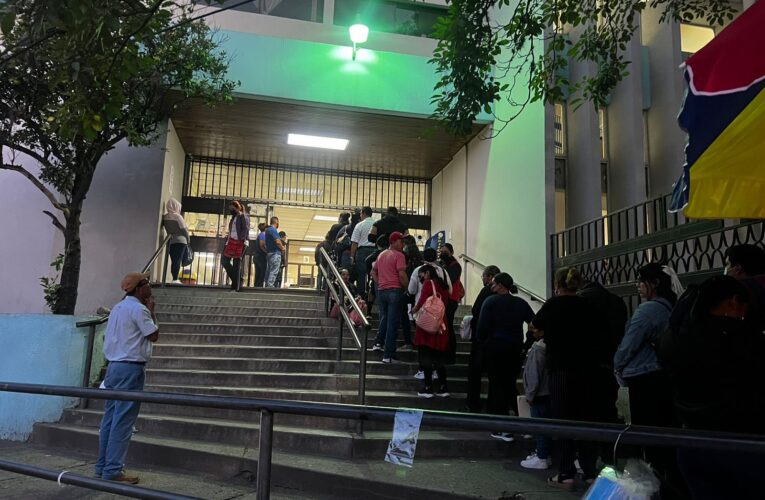 PACIENTES DE IHSS MADRUGAN POR CITAS, QUE NO HAY