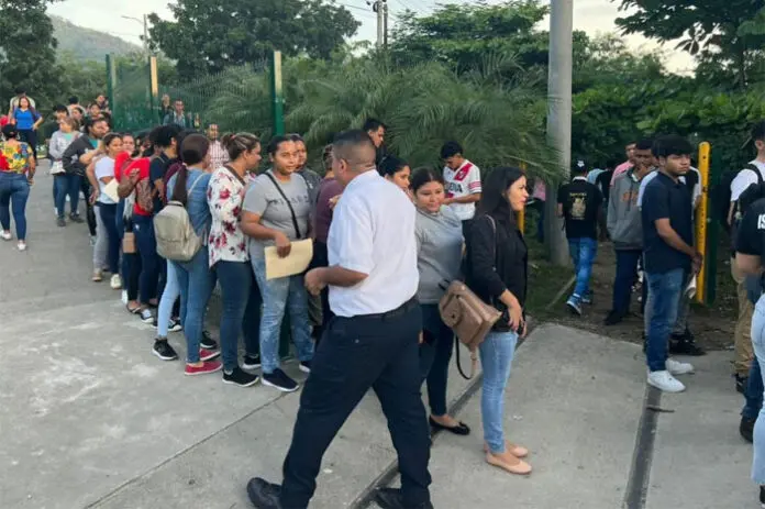 HONDUREÑOS EN BUSCA DE EMPLEO “ESTAMOS FREGADOS”
