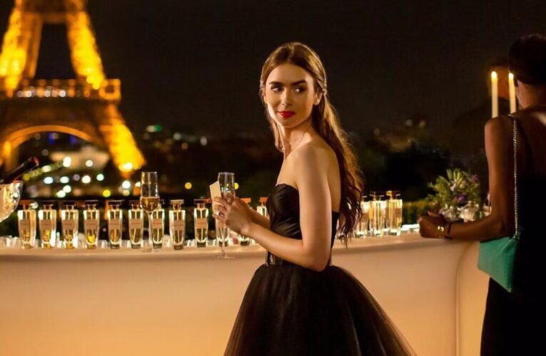 PROTAGONISTA DE ‘EMILY PARIS’ ES MADRE
