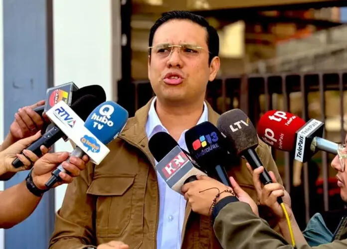 MINISTROS RINDEN PLEITESÍA A MARIDO DE RIXI
