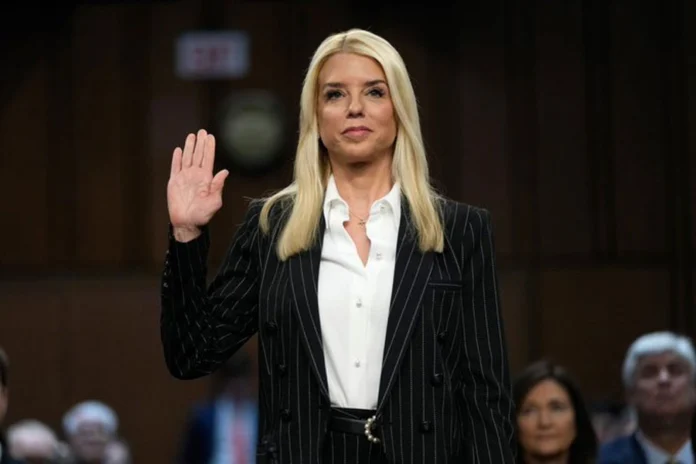 PAM BONDI FISCAL GENERAL DEL GOBIERNO DE TRUMP