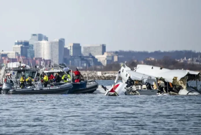 RECUPERAN CUERPOS DE VÍCTIMAS DE ACCIDENTE AÉREO DE WASHINGTON