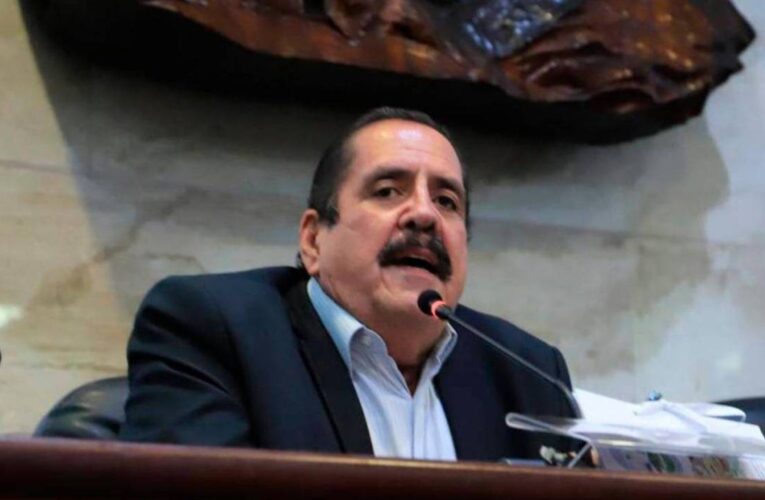 CNA CARLON: RENUNCIÓ, PERO NO A SU  SUELDO