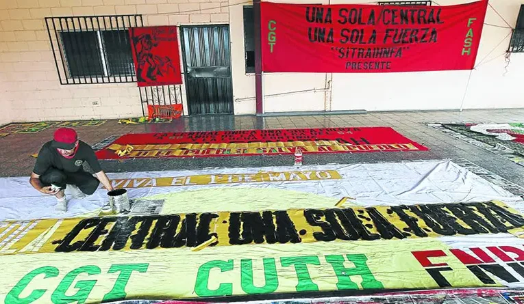 OBREROS CRUZAN LOS DEDOS POR AJUSTE SALARIAL